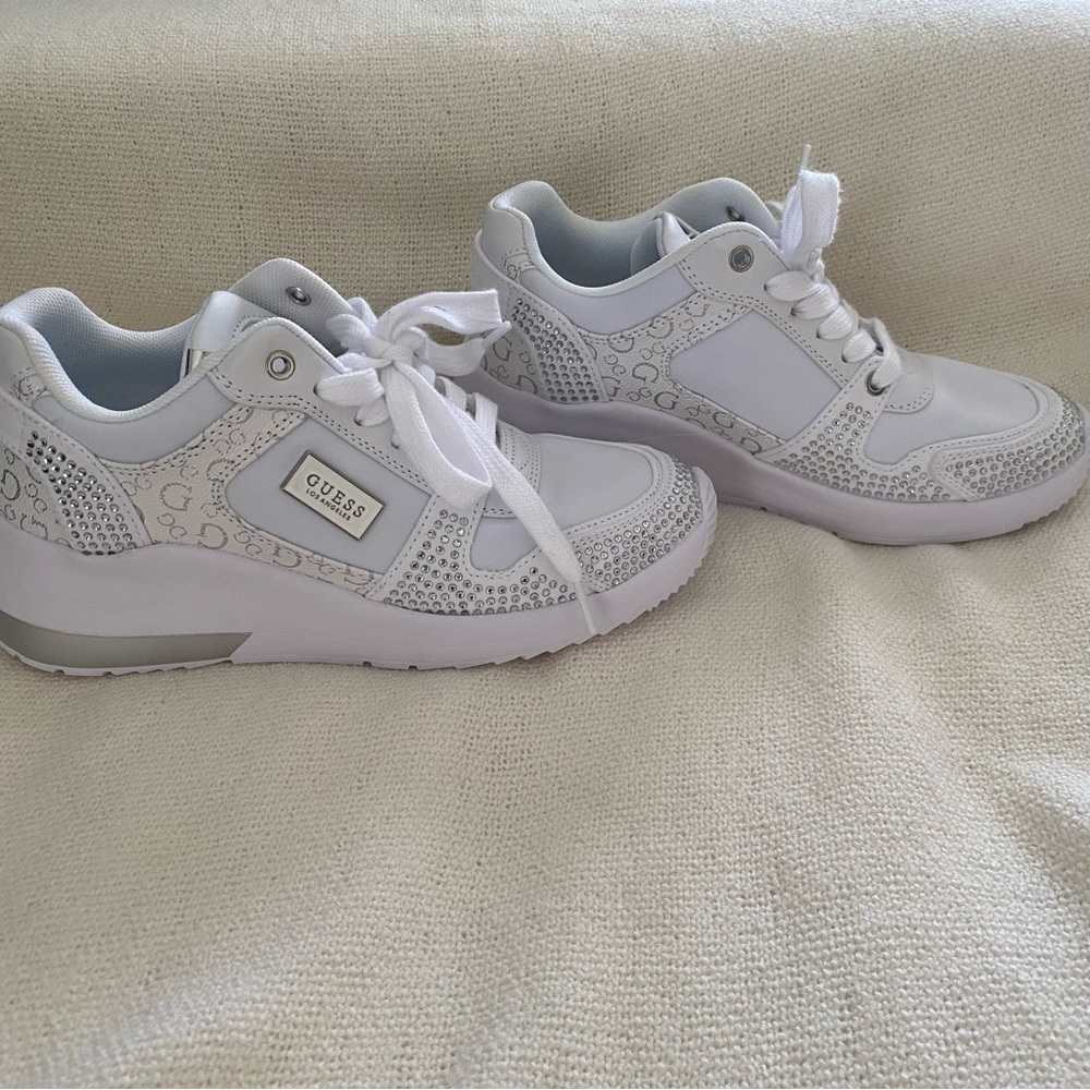 GUESS WHITE SHOES SIZE 7.5